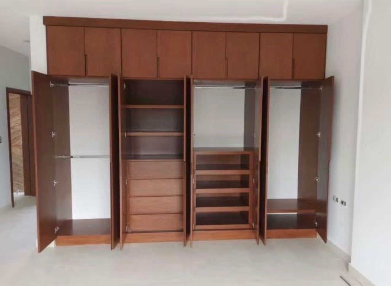 Closet de madera con cajones y organizadores por Carpintería Acosta