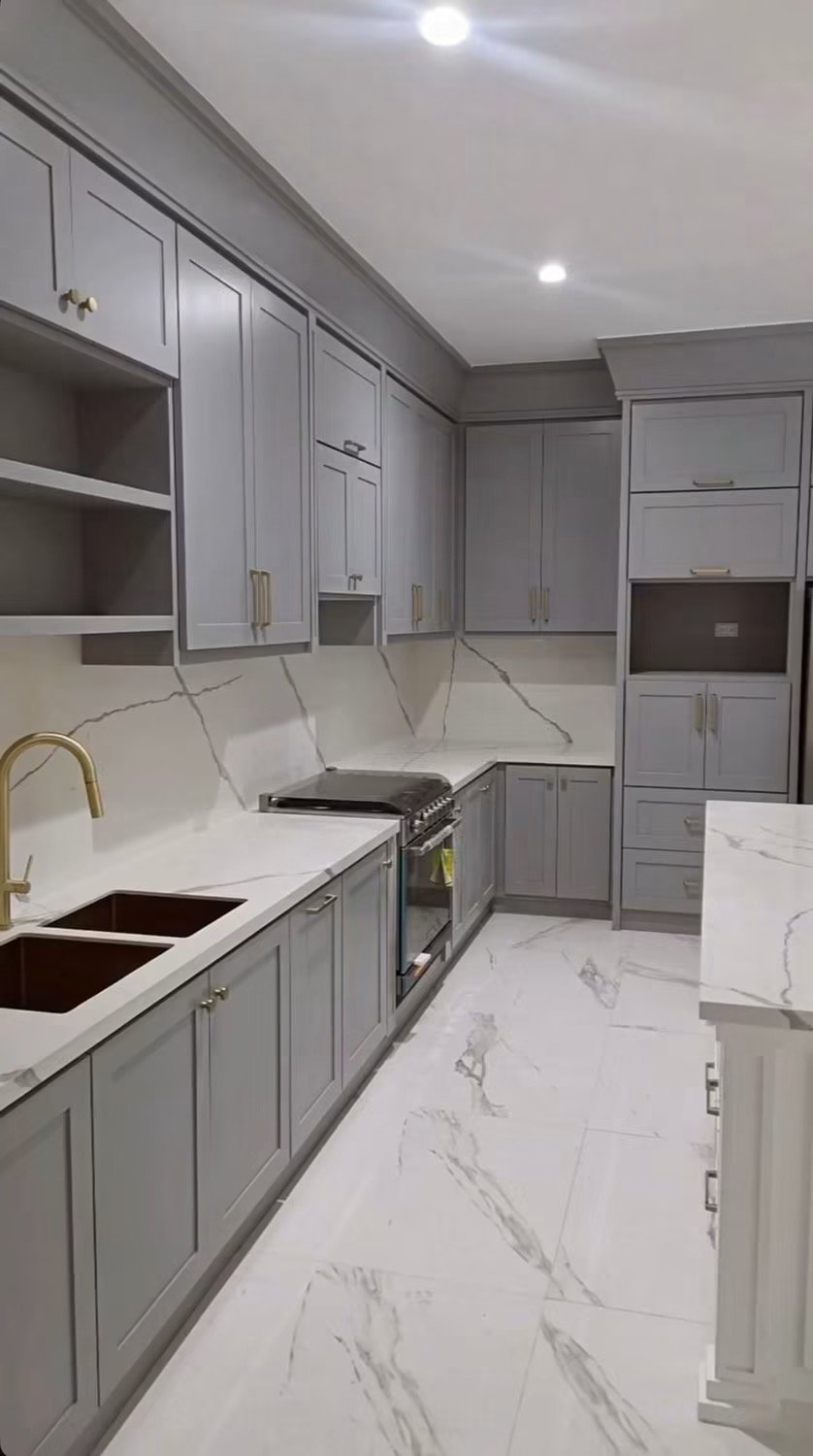 Cocina estilo shaker gris