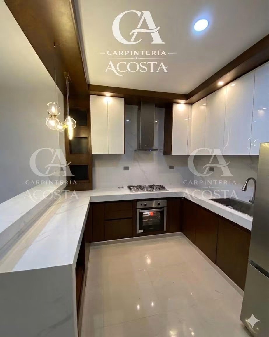 Cocina de mármol y madera